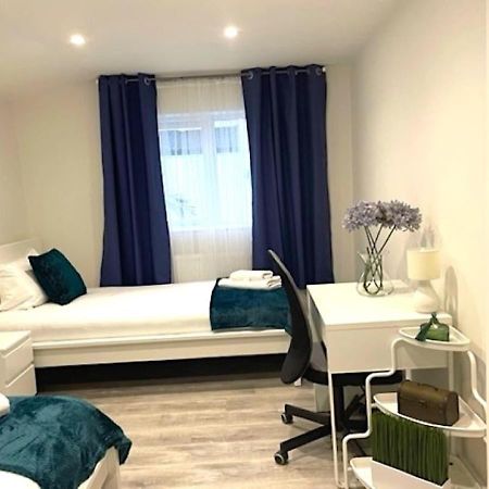 2 Bedroom Serviced Apartment # Londres Extérieur photo