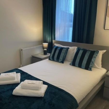 2 Bedroom Serviced Apartment # Londres Extérieur photo