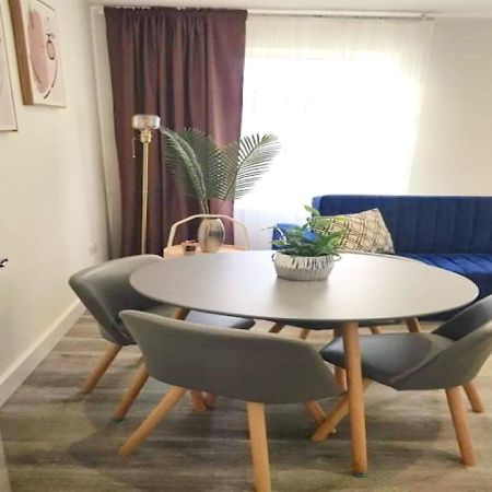 2 Bedroom Serviced Apartment # Londres Extérieur photo