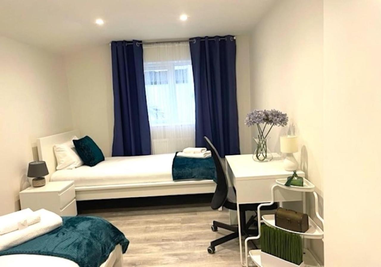 2 Bedroom Serviced Apartment # Londres Extérieur photo