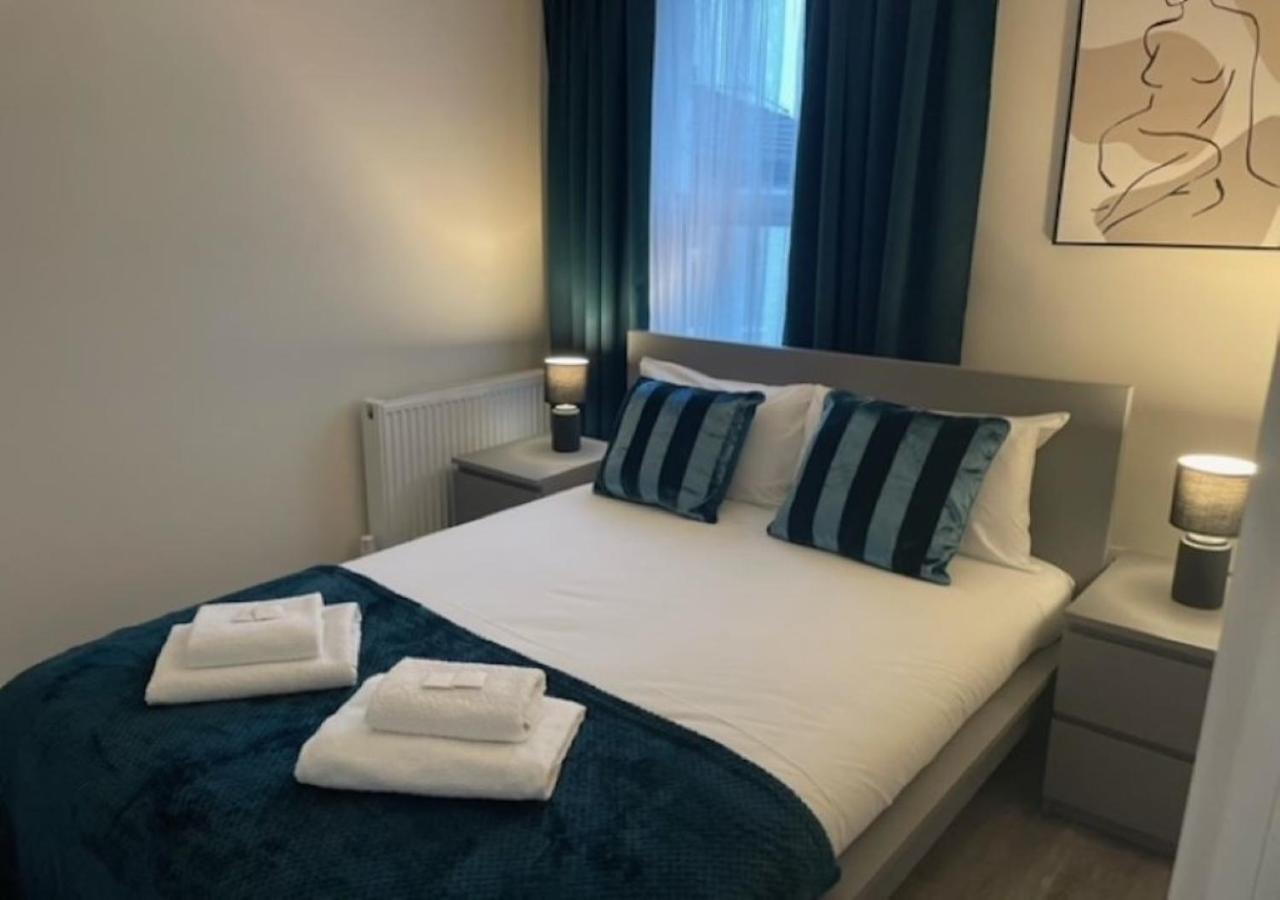 2 Bedroom Serviced Apartment # Londres Extérieur photo