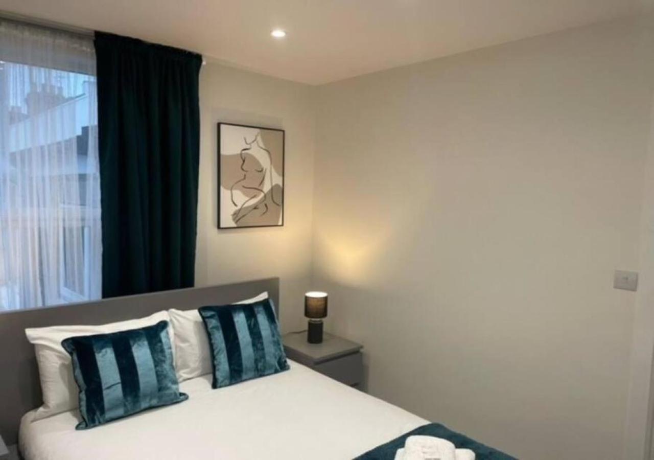 2 Bedroom Serviced Apartment # Londres Extérieur photo