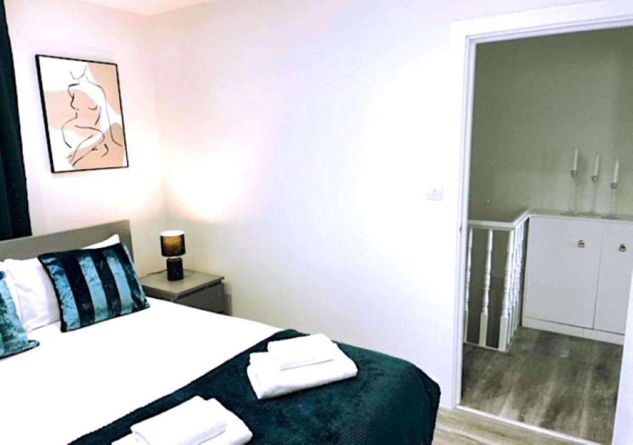 2 Bedroom Serviced Apartment # Londres Extérieur photo