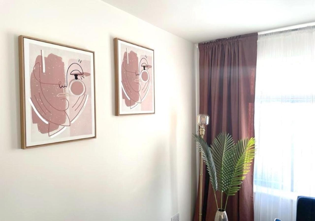 2 Bedroom Serviced Apartment # Londres Extérieur photo