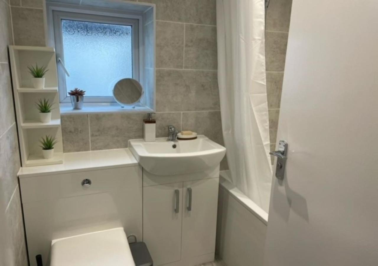 2 Bedroom Serviced Apartment # Londres Extérieur photo